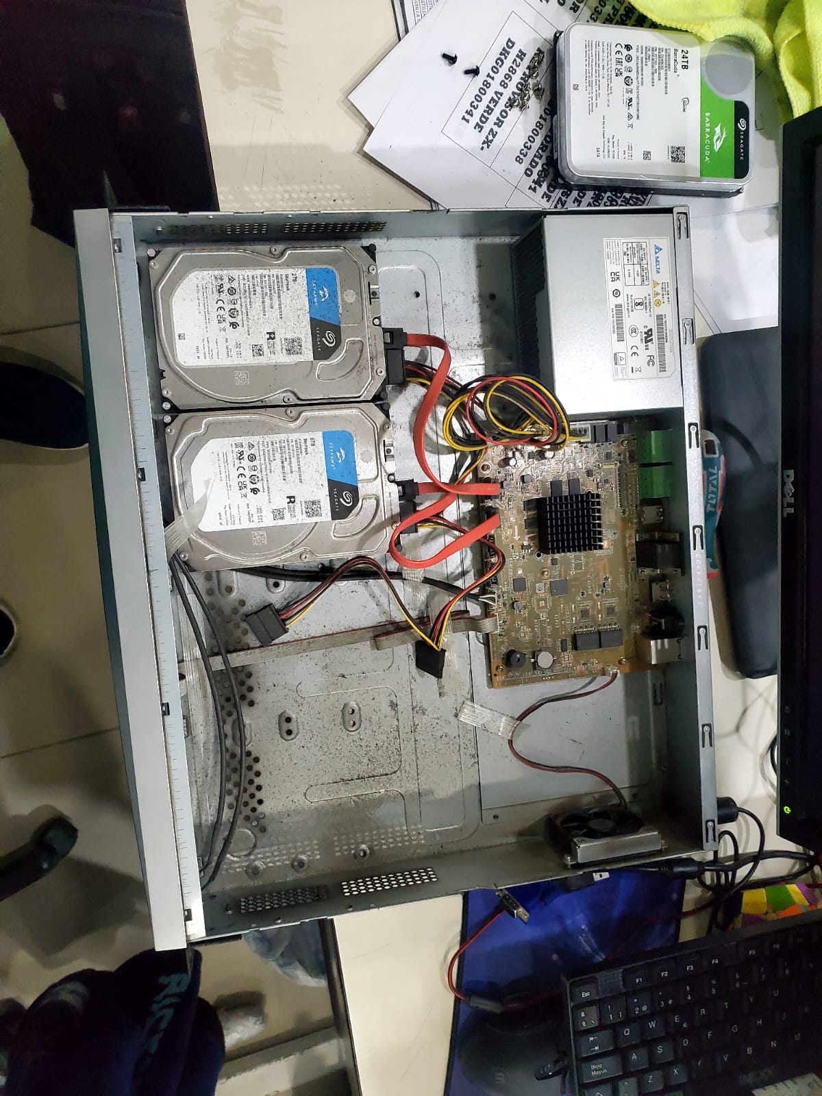 NVR con solo dos discos y polvo interno
